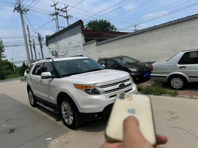 保定15年福特探险者2