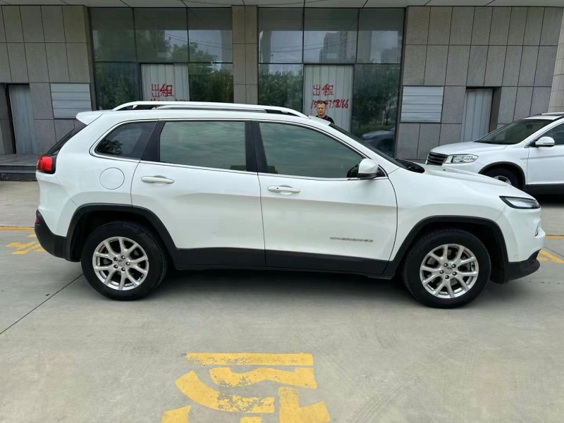 济宁17年Jeep自由光4