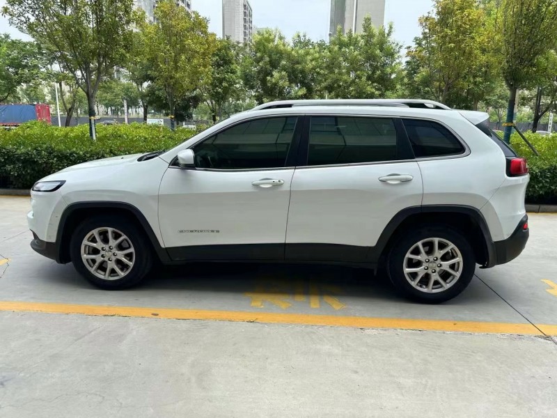 济宁17年Jeep自由光5