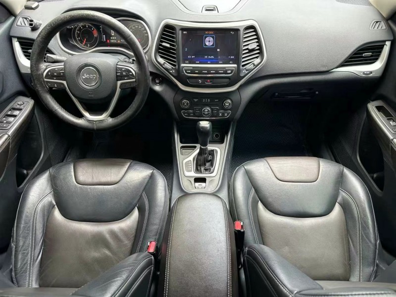 济宁17年Jeep自由光7