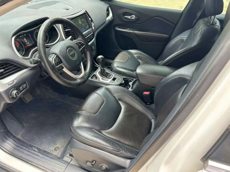 济宁17年Jeep自由光8