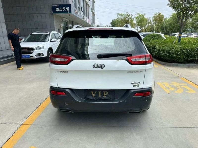 济宁17年Jeep自由光9