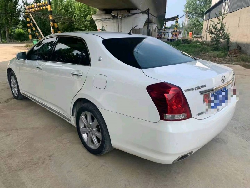 保定10年丰田皇冠4