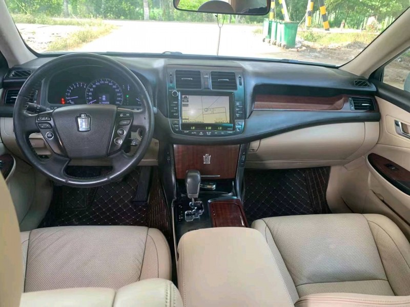 保定10年丰田皇冠8