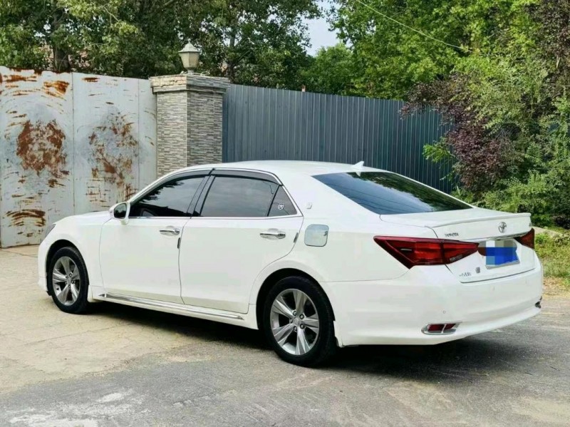 潍坊17年丰田皇冠4