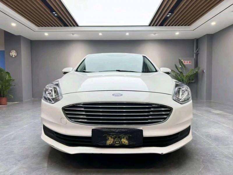 成都19年福特福睿斯1