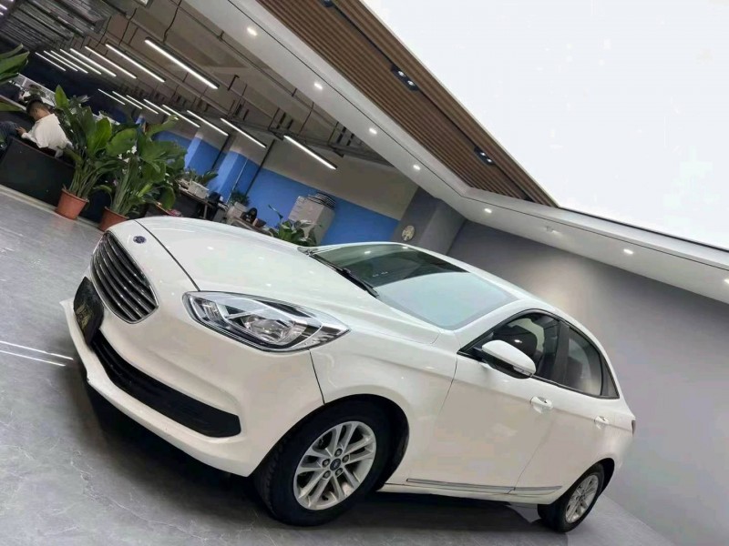 成都19年福特福睿斯2