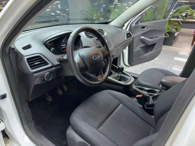 成都19年福特福睿斯5