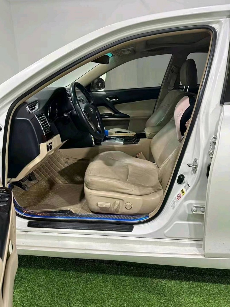 保定12年丰田锐志8