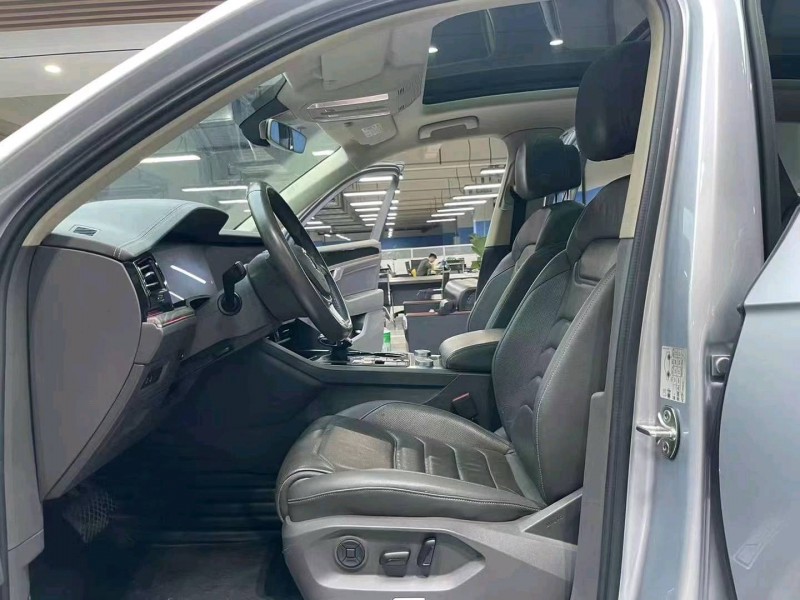 成都19年大众途锐5