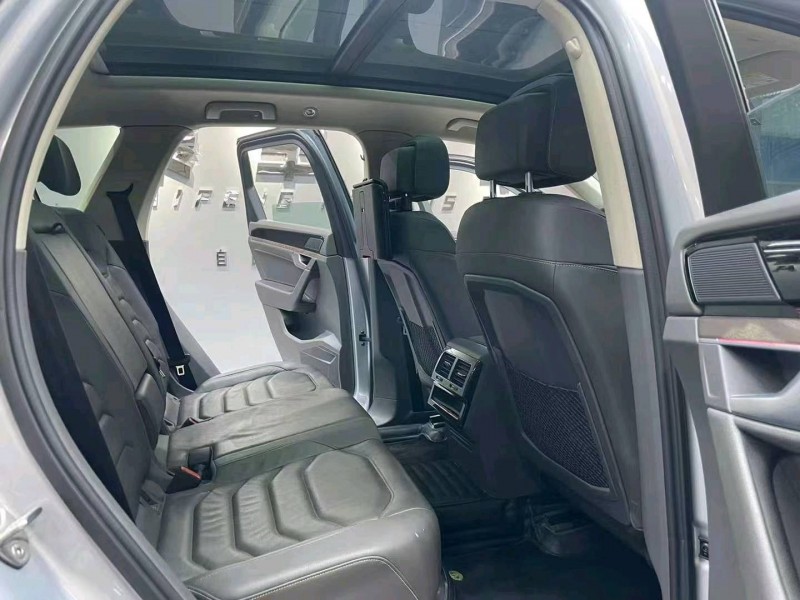 成都19年大众途锐8