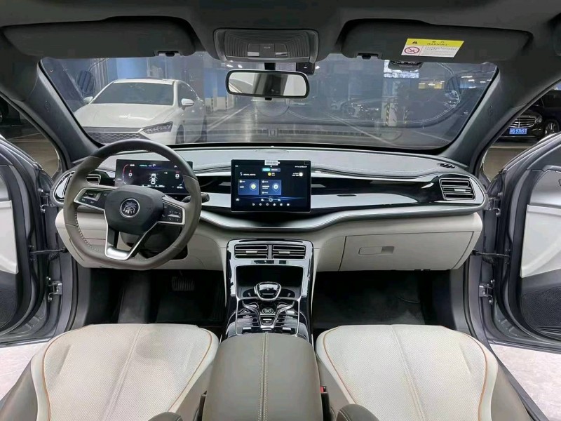 成都23年比亚迪秦8