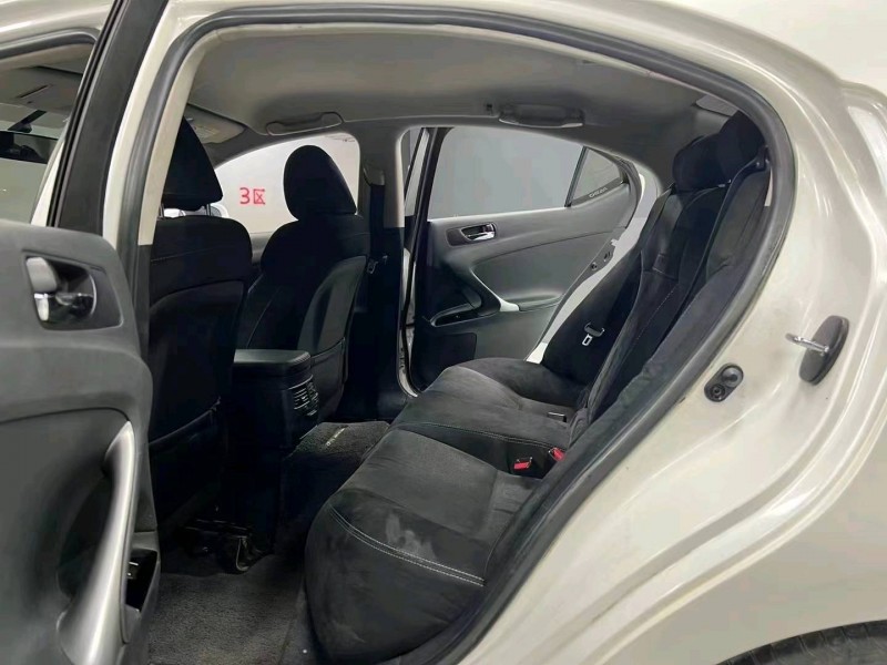 成都12年雷克萨斯IS6