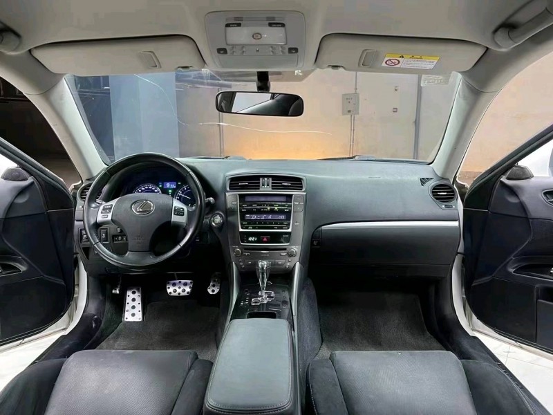 成都12年雷克萨斯IS9