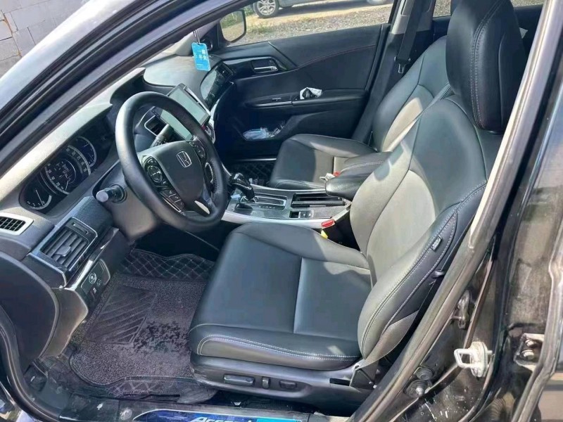 青岛17年本田雅阁2