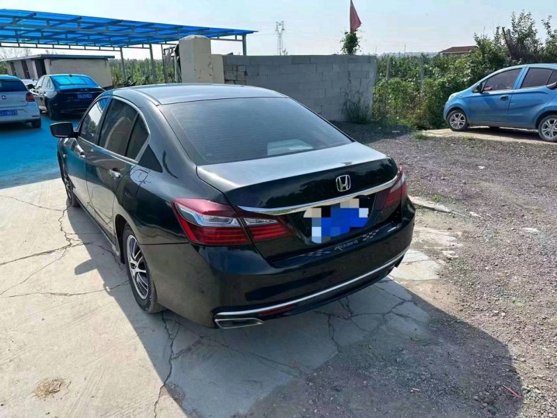 青岛17年本田雅阁3