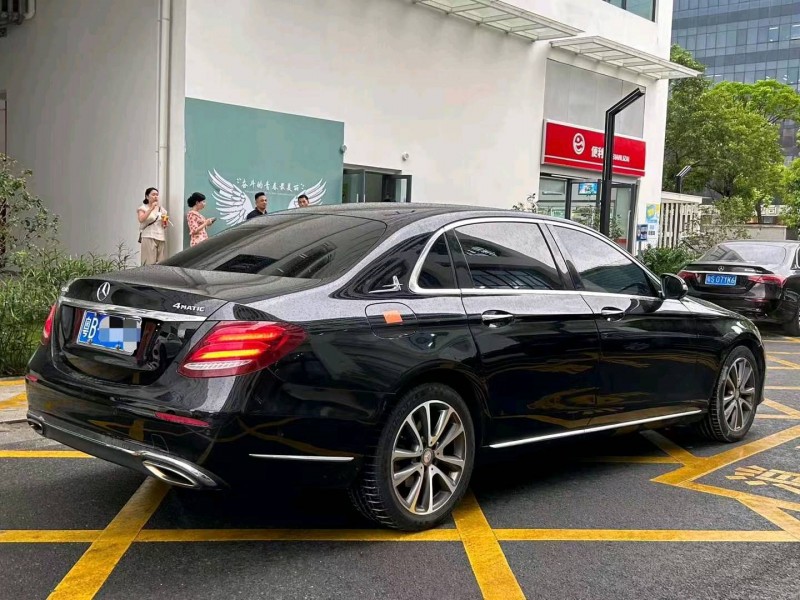 广州17年奔驰E8