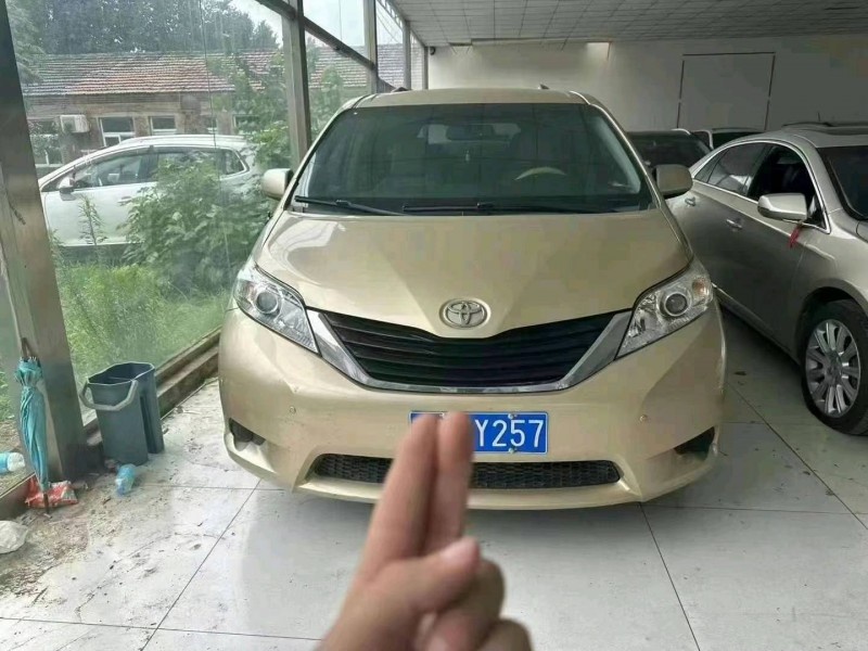 保定13年丰田塞纳1