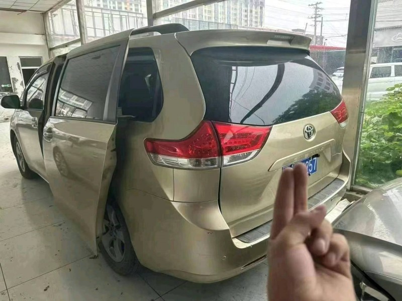 保定13年丰田塞纳2