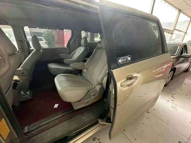 保定13年丰田塞纳3