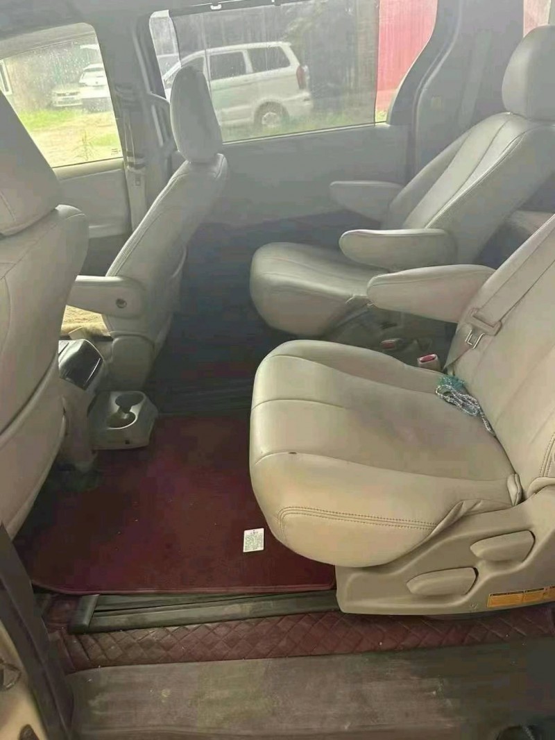 保定13年丰田塞纳4