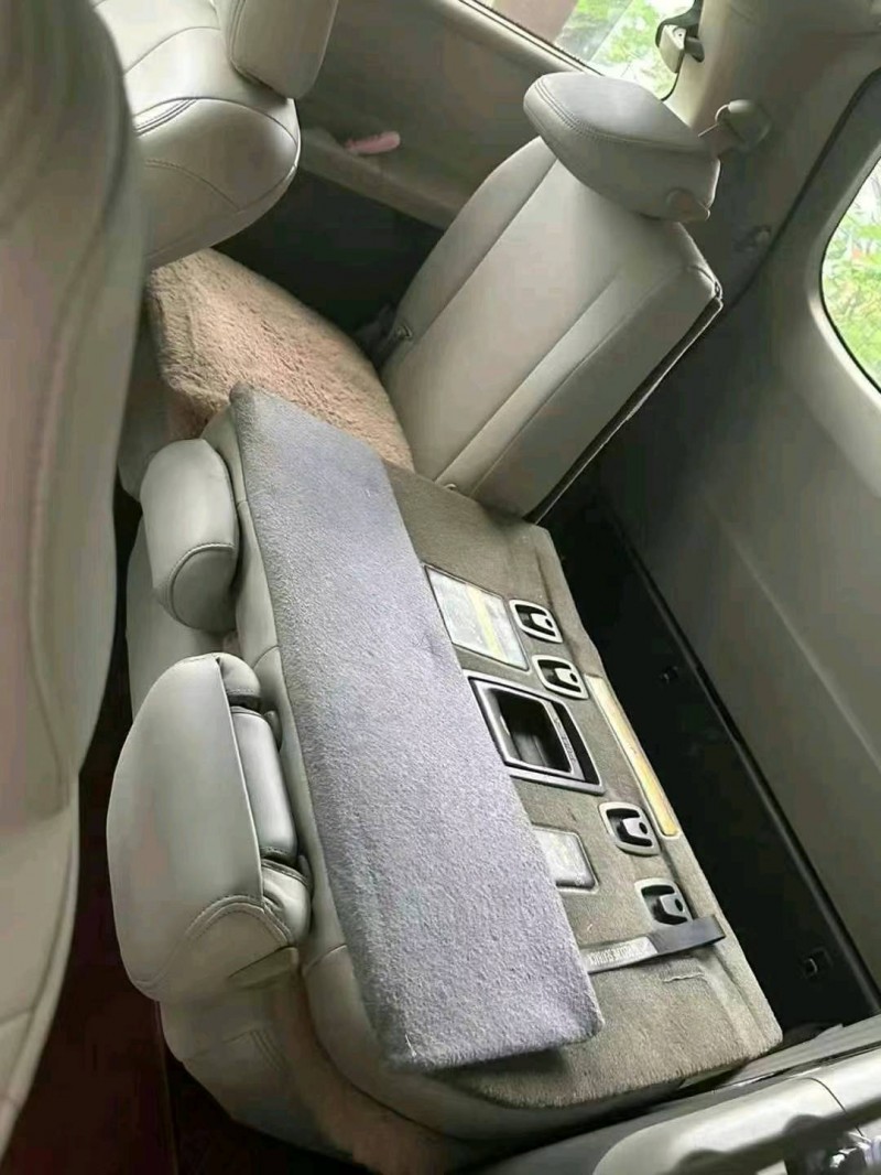 保定13年丰田塞纳5