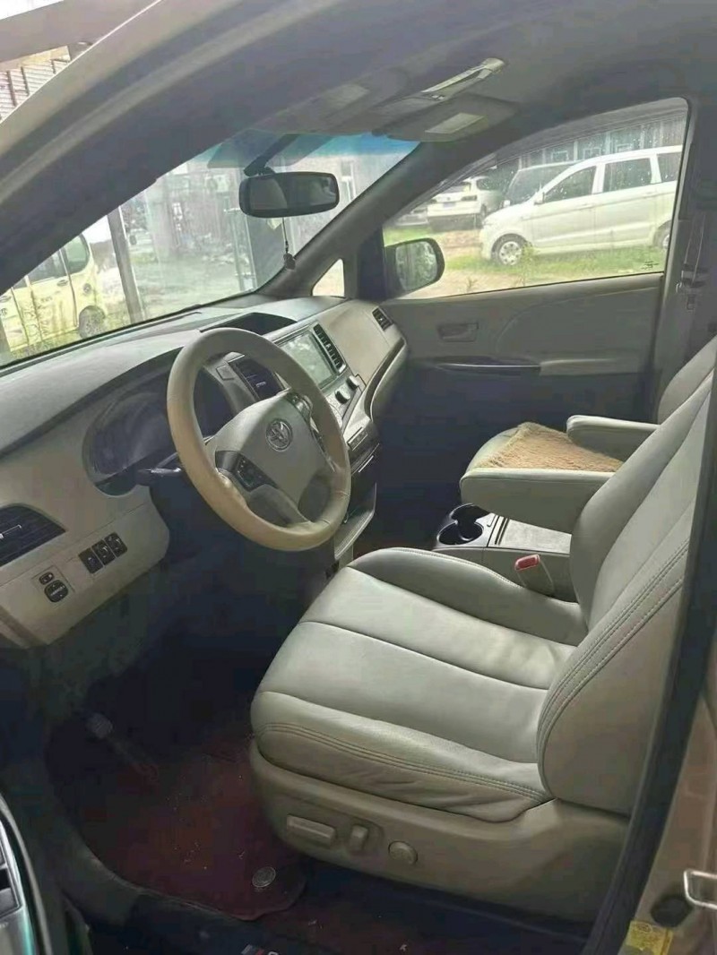 保定13年丰田塞纳6