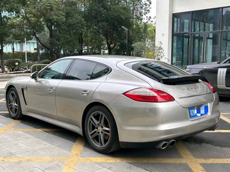 深圳12年保时捷帕拉梅拉8