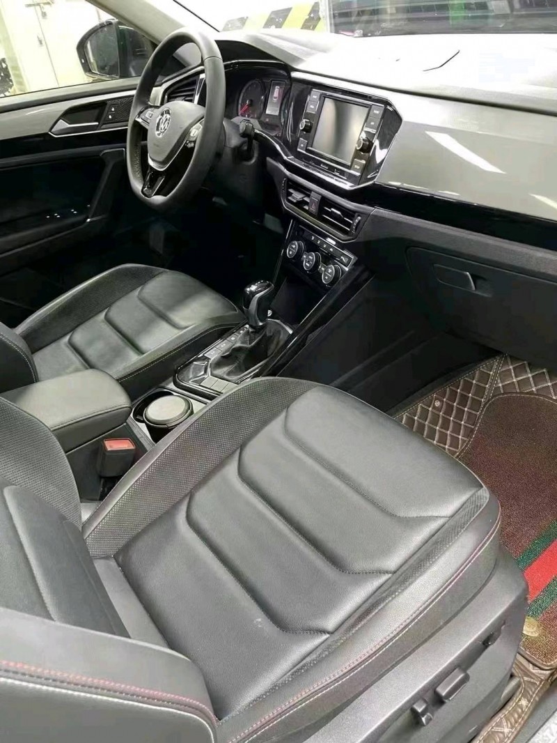 成都20年大众探锐8