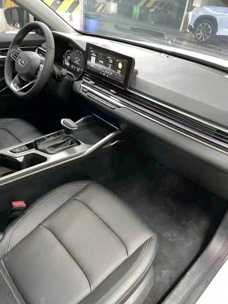 成都22年吉利帝豪4