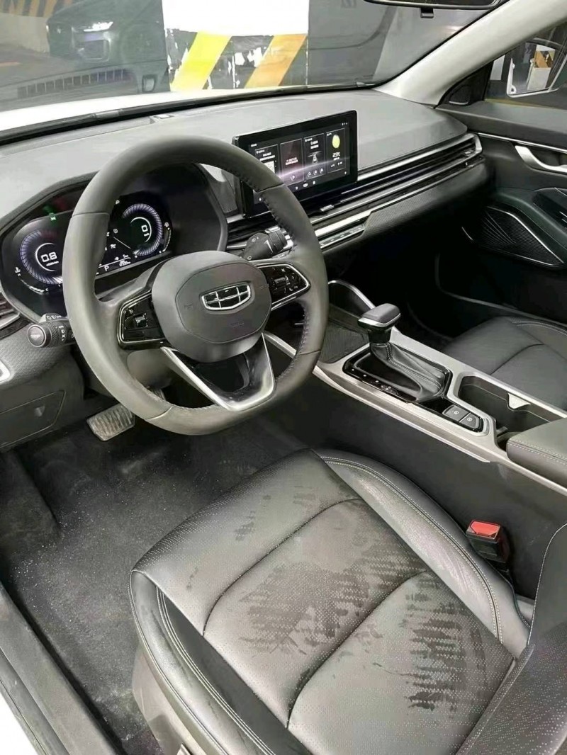 成都22年吉利帝豪7