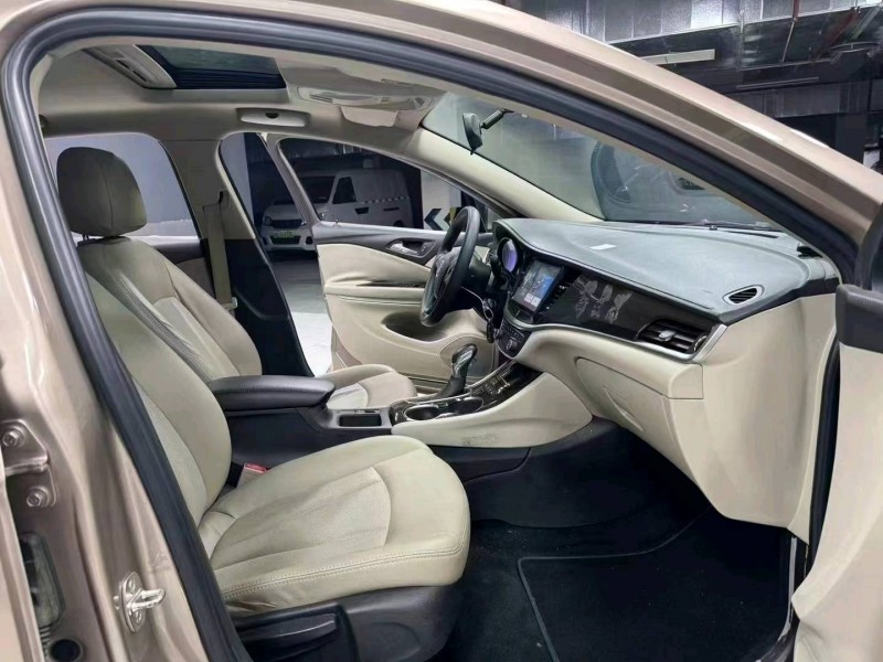 成都18年别克威朗6