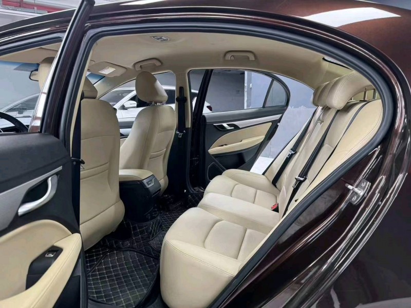 成都18年吉利帝豪9