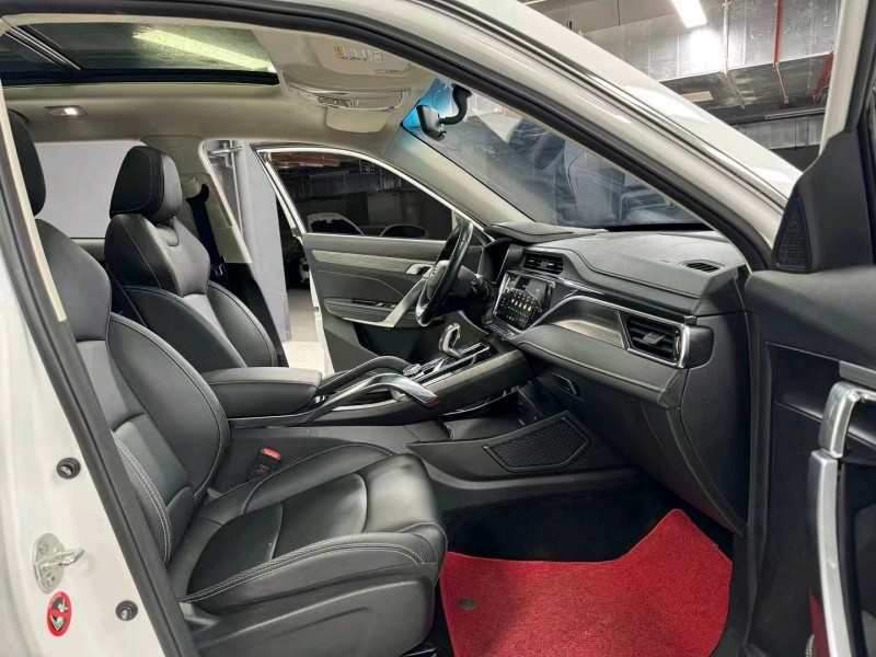 成都19年吉利博越7