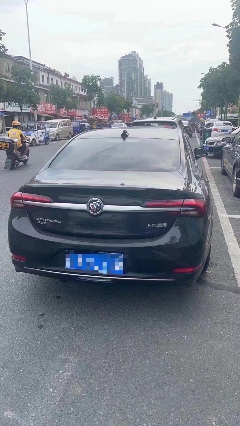 济宁21年别克君越5