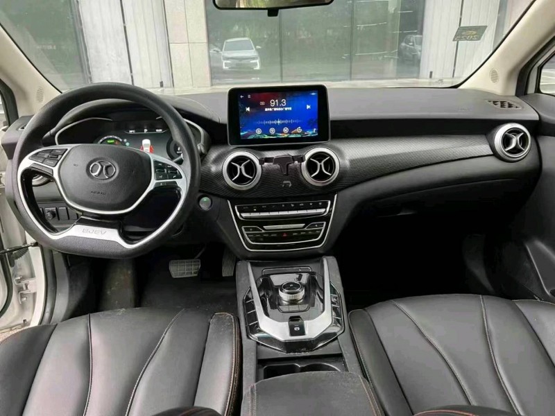 襄阳21年北汽新能源EU系列5