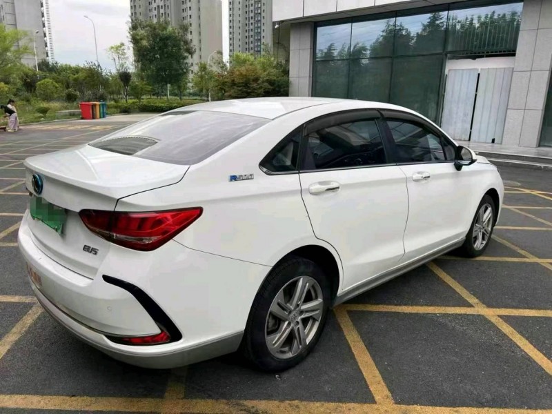 襄阳21年北汽新能源EU系列9