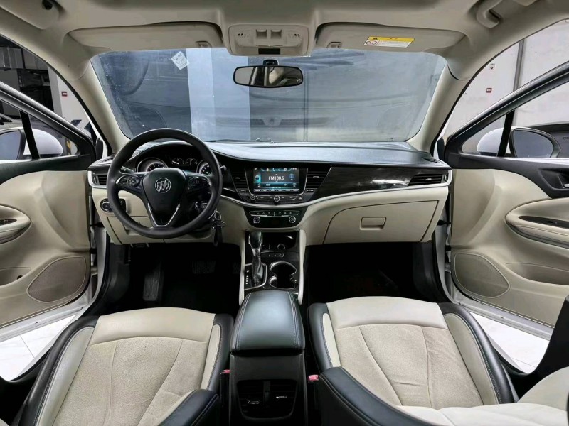 成都18年别克威朗8