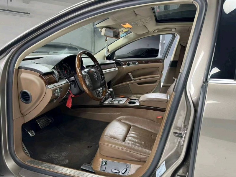 成都13年大众辉腾5