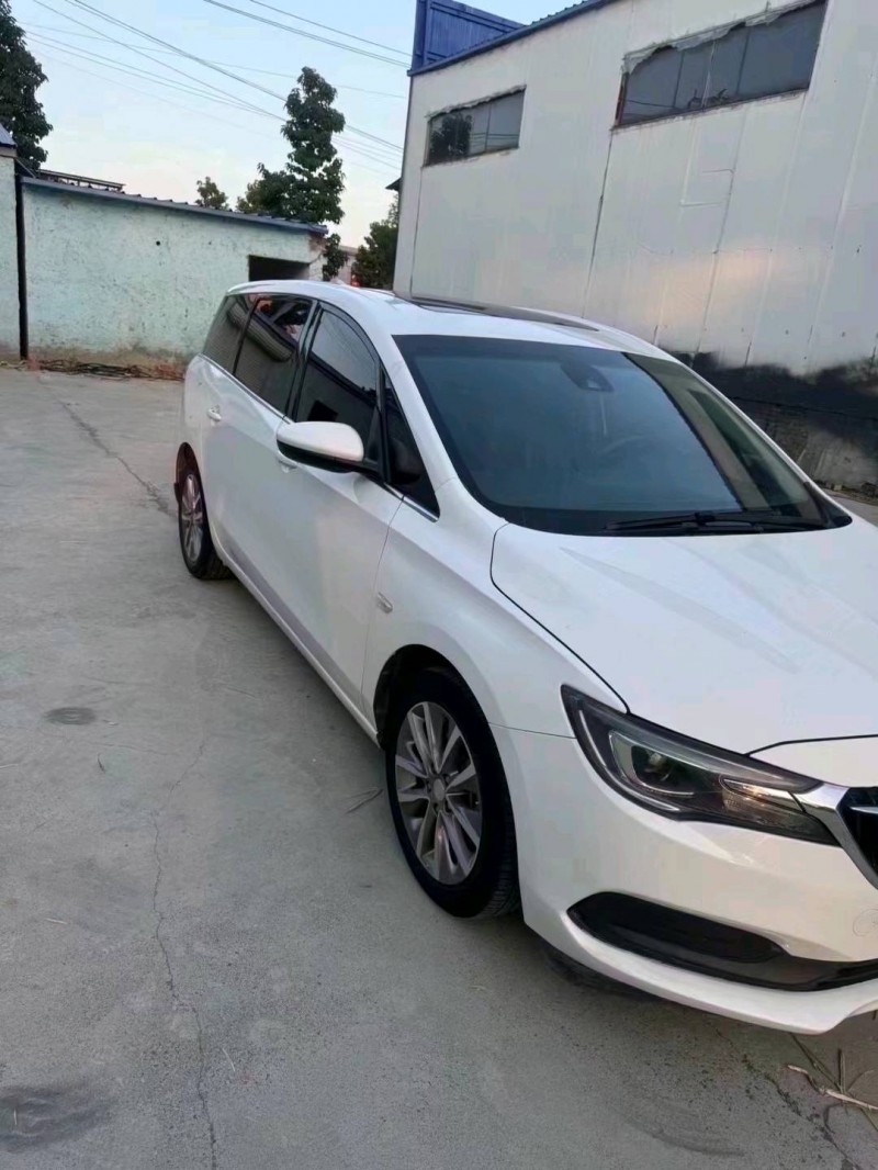 济宁19年别克GL62