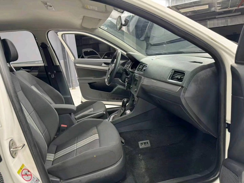 成都16年大众朗行4