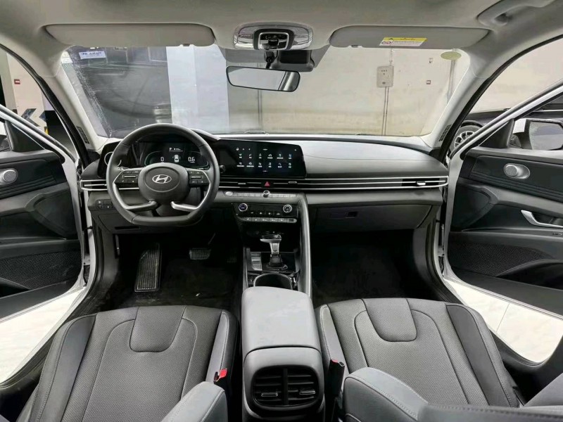 成都24年现代伊兰特8