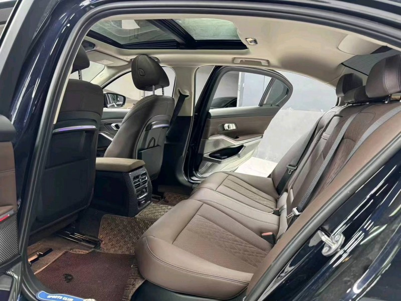 成都22年宝马3系7