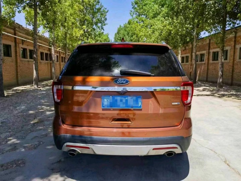 保定17年福特探险者9