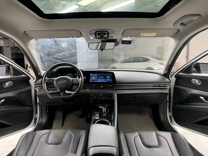 成都21年现代伊兰特8