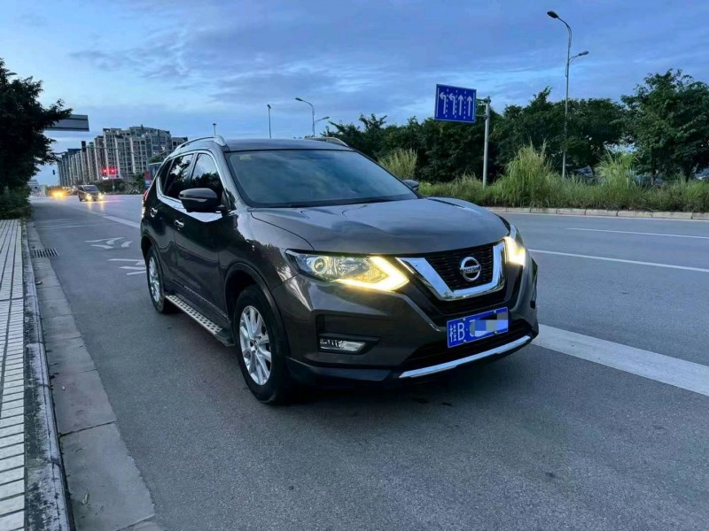防城港17年日產奇駿2