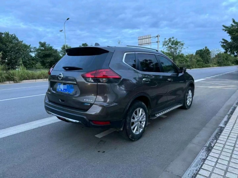 防城港17年日產奇駿3