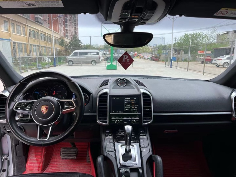 武汉17年保时捷卡宴9