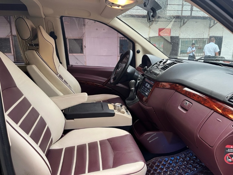 武汉16年奔驰威霆8