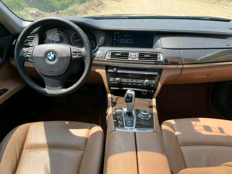 济南12年宝马7系8